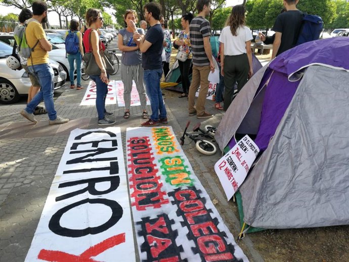 Sevilla.- Padres del centro continúan con movilizaciones y aseguran que "no pararán" hasta tener respuesta de Junta