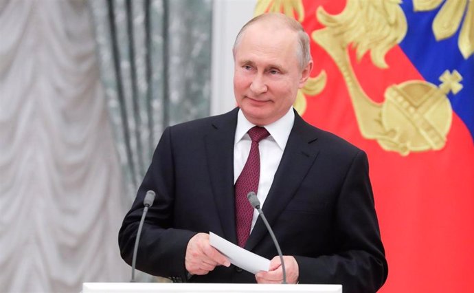 Putin presents Russian friendship award to FIFAchief Infantino