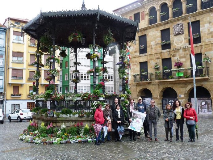 ++++UNAS 1.000 FLORES EMBELLECERAN LA GOIKO PLAZA DE BERMEO PARA CELEBRAR LA FERIA ESPECIAL DE FLORES EL 1 DE JUNIO