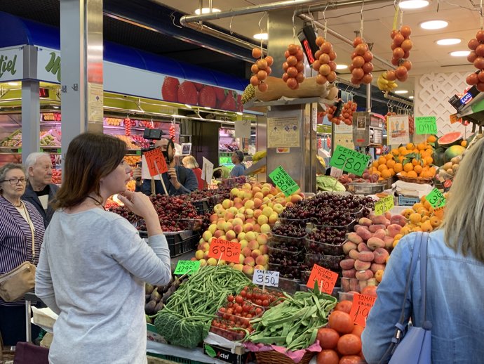La candidata del PSIB al Parlament, Francina Armengol, en un mercado.