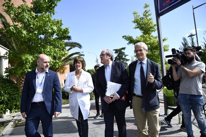 El candidato del PSOE a la Presidencia de la Comunidad de Madrid, Ángel Gabilondo, visita el Hospital 12 de Octubre