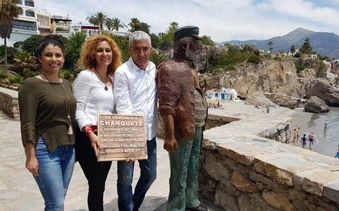 Nerja dedica una escultura a 'Chanquete', el mítico pescador de la serie 'Verano azul'