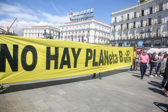 Cientos de jóvenes marchan hacia el Congreso reclamando medidas contra el cambio