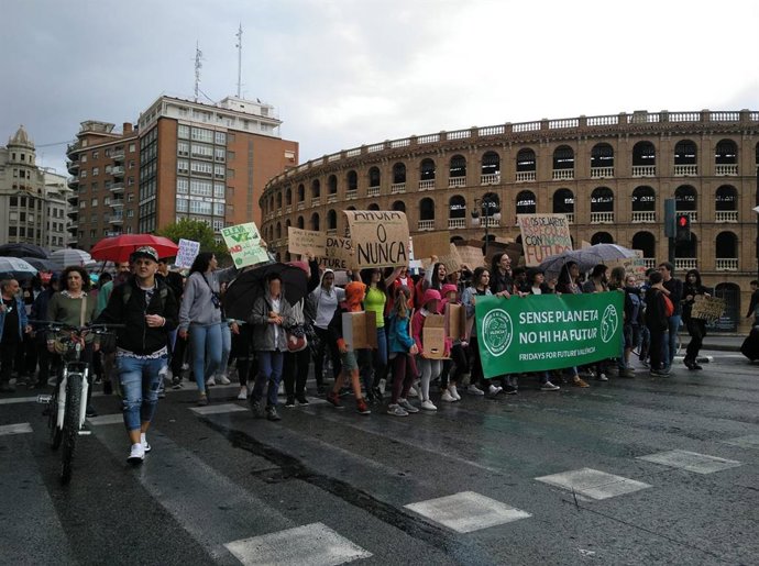 Jóvenes se manifiestan en Valncia contra "las políticas que no defienden los derechos fundamentales y dañan la Tierra"
