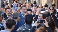 Un Rajoy afónico en el cierre de campaña realiza un paseo por Ourense con multitud de 'selfis'