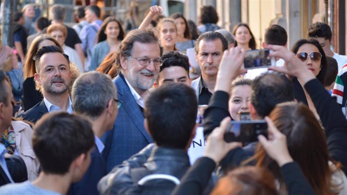 26M.- Rajoy Protagoniza Un Paseo Por Ourense Con Multitud De 'Selfis' Y Saludos