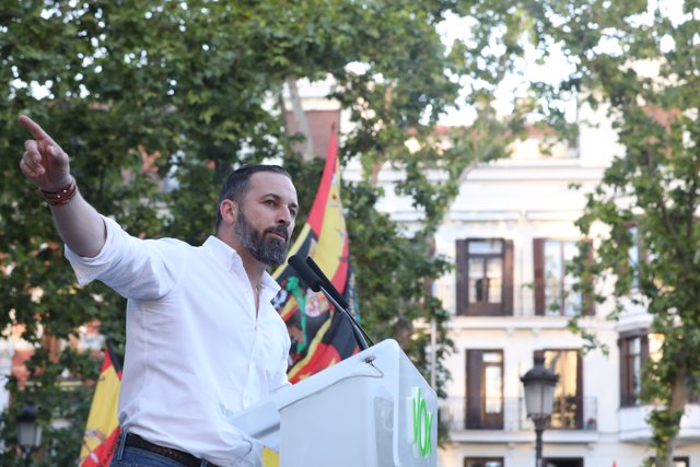 Cierre de campaña electoral de Vox en la Plaza de la Villa de París, en Madrid