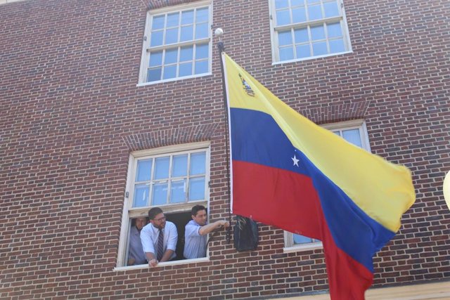 Venezuela.- El 'embajador' de Guaidó en EEUU asume el control de la Embajada en Washington