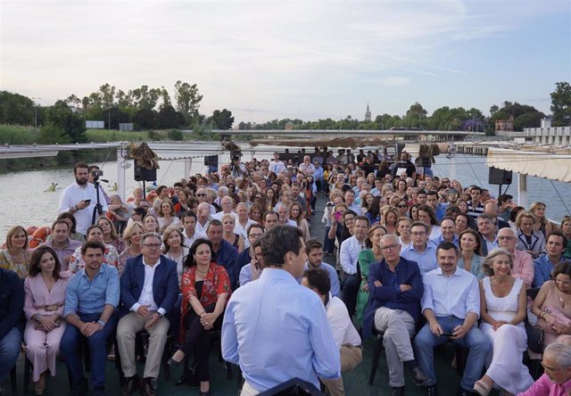 El presidente del PP-A y de la Junta, Juanma Moreno, cierra campaña con un paseo en barco por el río Guadalquivir