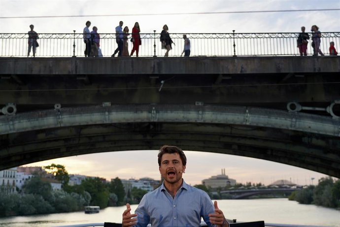 El presidente del PP-A y de la Junta, Juanma Moreno, cierra campaña con un paseo en barco por el río Guadalquivir