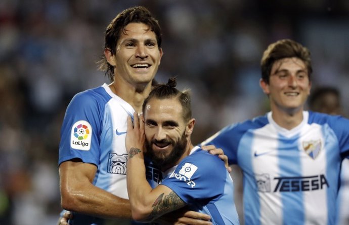 Varios futbolistas del Málaga CF celebran un gol.