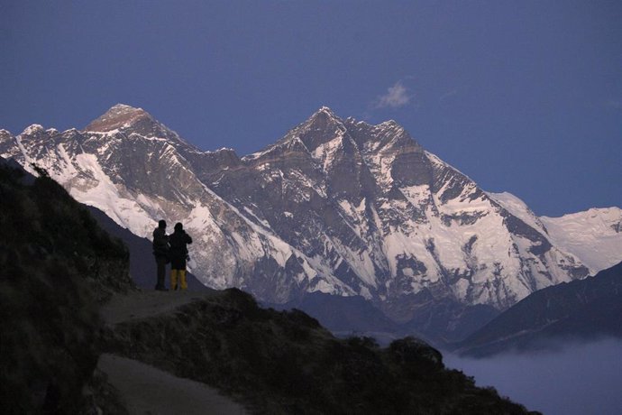 Dos excursionistas miran hacia el Everest