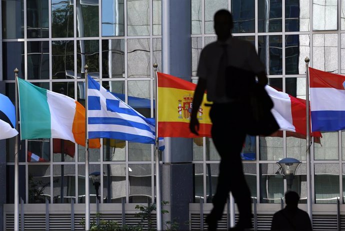 Bandera de Grecia, Italia, España, Francia y Alemania frente a la sede del Parla