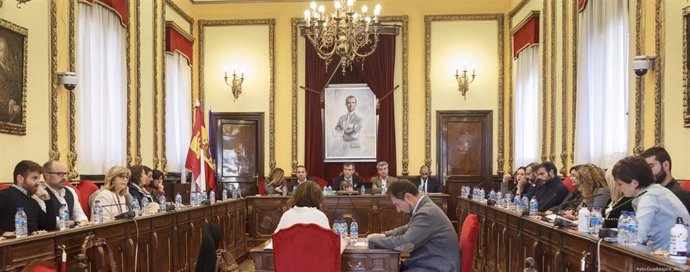 El último pleno ordinario de la legislatura de Ayuntamiento Guadalajara homenajea a las víctimas de violencia machista
