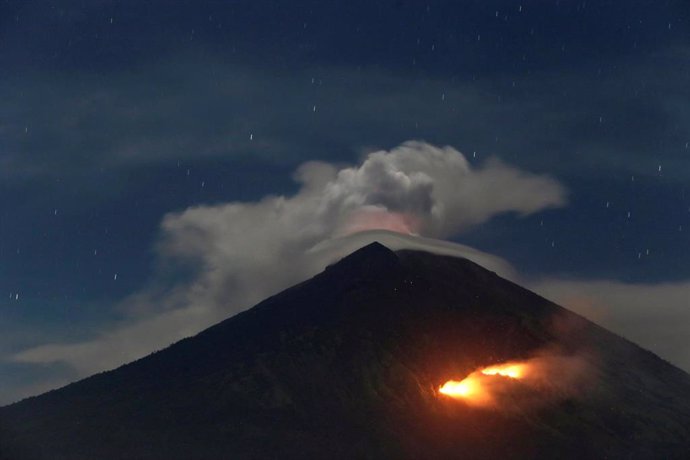 Indonesia.- La erupción del volcán del Monte Agung en Bali obliga a cancelar varios vuelos
