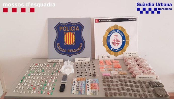 Sucesos.- Cinco detenidos por captar turistas y venderles droga en el Gtic de Barcelona