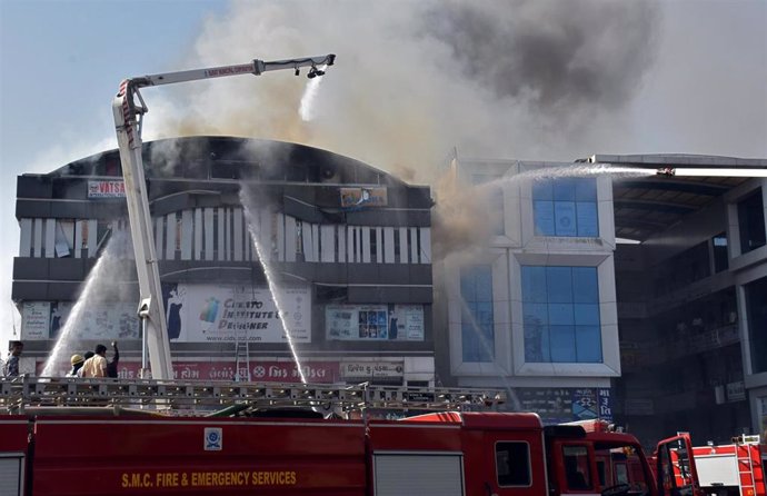India.- Aumentan a 20 los muertos por el incendio en una escuela de oficios de la ciudad india de Surat