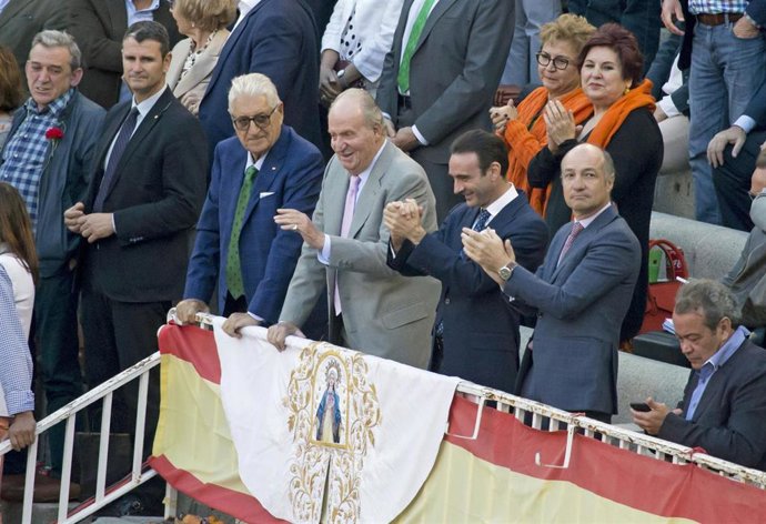 El Rey Juan Carlos disfruta de una tarde de toros con Enrique Ponce