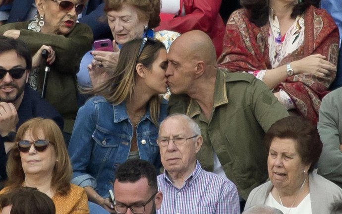 Kiko Matamoros y Marta López se comen a besos en Las Ventas