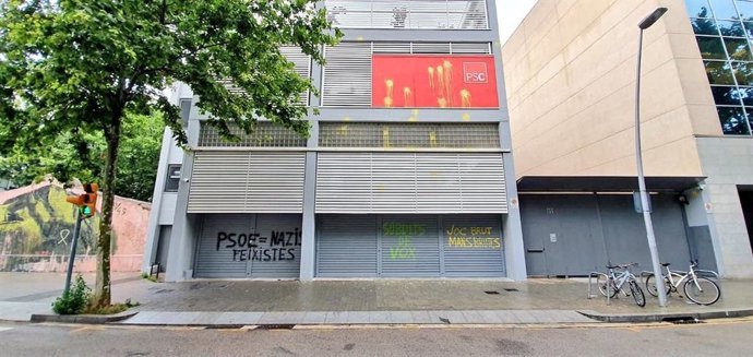 Apareixen pintades a la seu del PSC de Barcelona: 'PSOE = nazis feixistes"