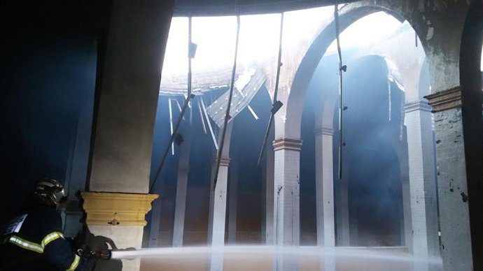 Cádiz.- Sucesos.- Sofocado un incendio sin heridos en un antiguo casco de bodega en Jerez