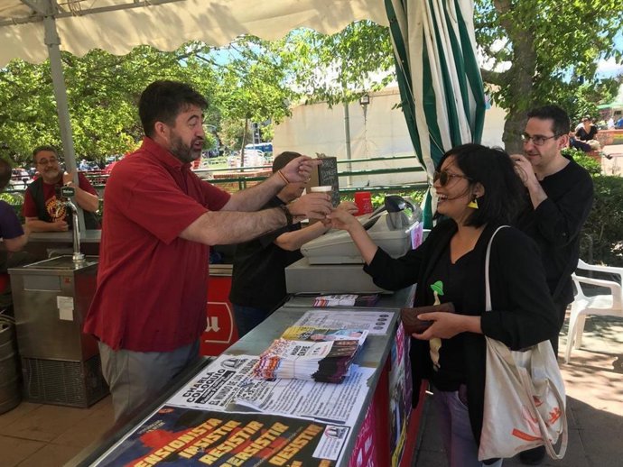 26M.- Sánchez Mato Defiende Que No Se Le Da "Nada Mal" Servir Cañas En Las Fiestas De Aluche En Jornada De Reflexión