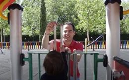 26M.- Aguado Emplea La Jornada De Reflexión En Pasear Y Jugar Con Su Hijo Guillermo En El Parque