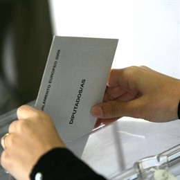 Introduint un vot en una urna electoral