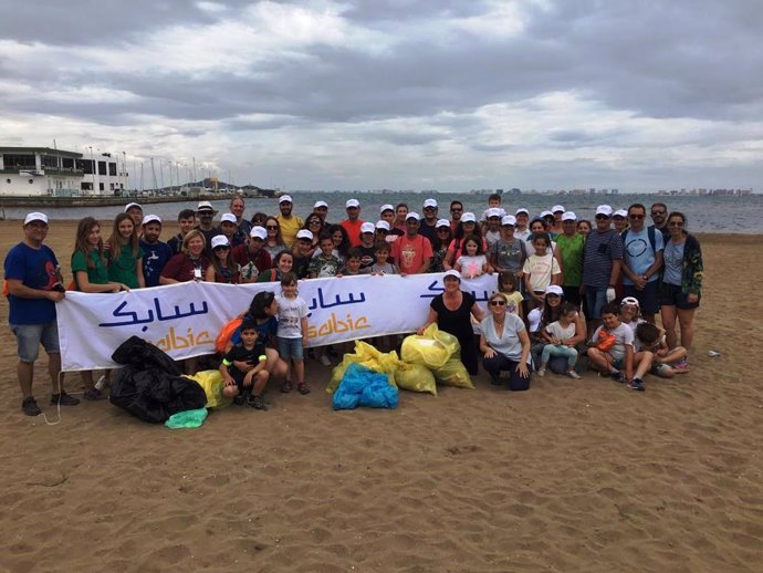 Un centenar de voluntarios de la Fundación SABIC España participan en una recogida de residuos en Los Nietos
