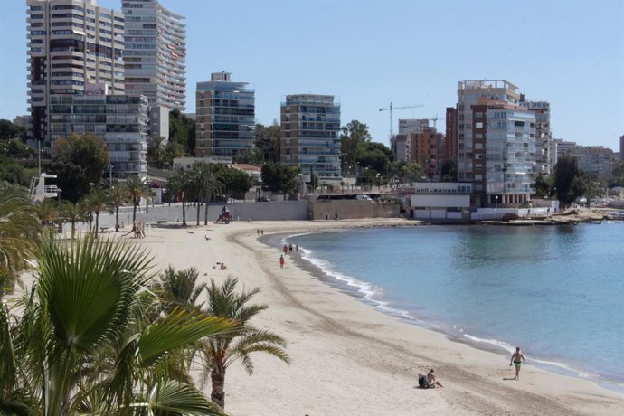 EL AYUNTAMIENTO PREPARA EL DISPOSITIVO DE TEMPORADA ALTA EN LAS PLAYAS DE ALICANTE PARA QUE ESTÉN AL CIEN POR CIEN EL 1