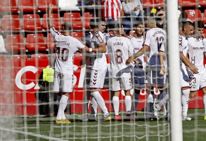 Varios jugadores del Albacete Balompié celebran un gol.