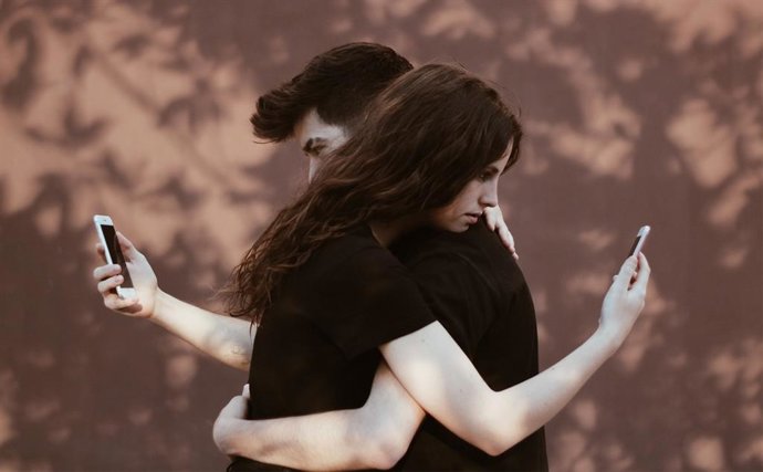 Nicoleta Jurca gana con 'Amor en línea' el I Concurso de Fotografía 'Cultura, Trabajo Social y Comunidad' de la UR