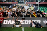 El Valencia borda su centenario quitando la corona al Barça