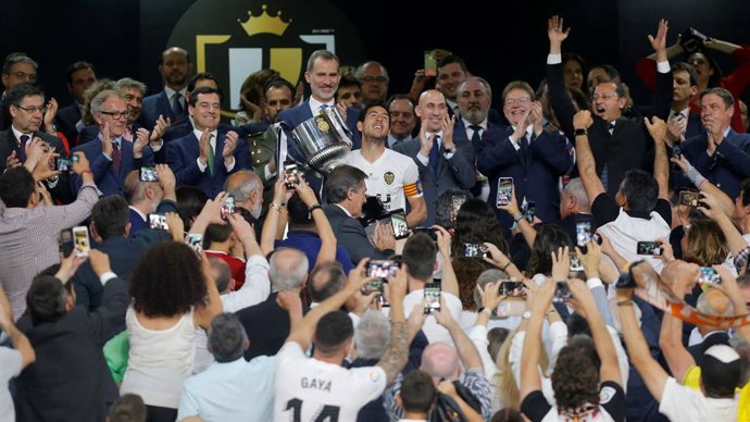 El Valencia borda su centenario quitando la corona al Bara