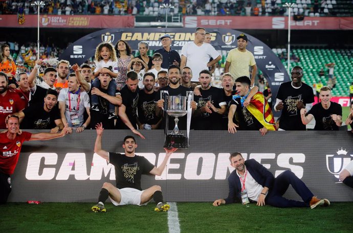 Los futbolistas del Valencia CF celebran su título en la Copa del Rey.