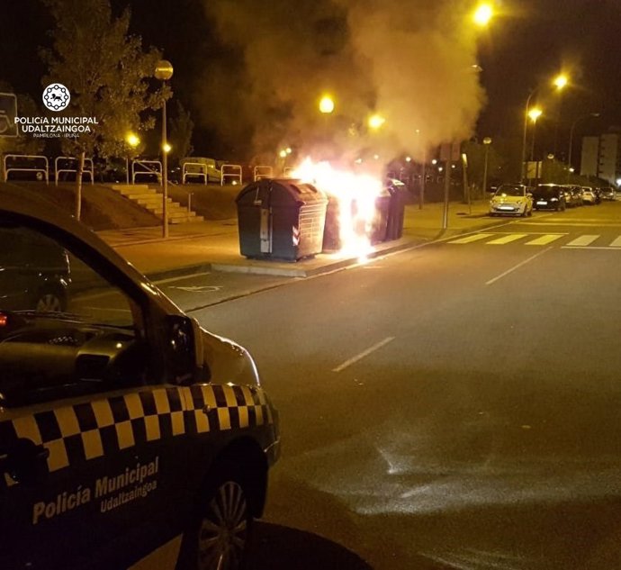 Sucesos.- Policía Municipal de Pamplona investiga la quema de varios contenedores en la Milagrosa
