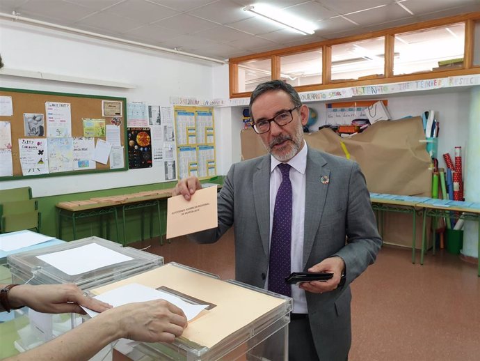 El delegado del Gobierno, Francisco Jiménez, ejerce su derecho al voto