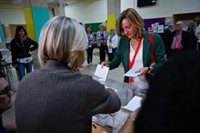 Alegría (PSOE) acude "feliz" a votar y anima a participar