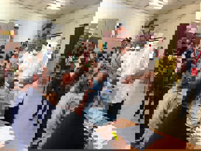 El líder de Vox en Andalucía, Francisco Serrano, vota