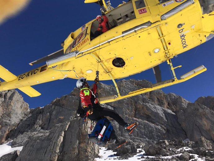 Rescatada en helicóptero una senderista con fractura de pierna en Picos de Europa