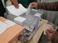 La participació a les 14 hores a Espanya es manté estable en les municipals i puja 10 punts en les europees