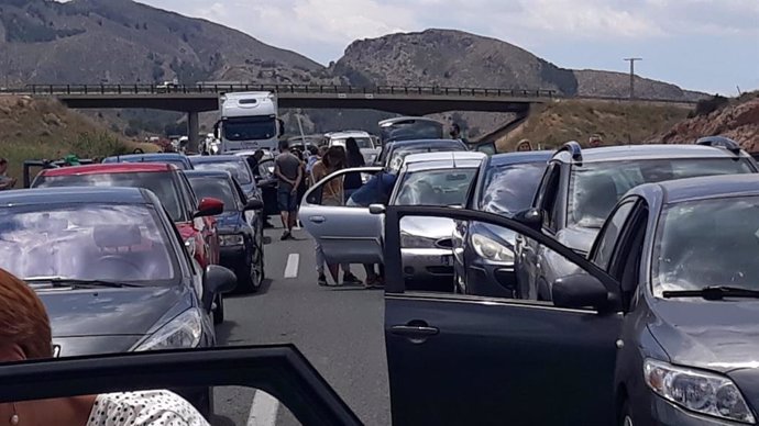 Alicante.- Sucesos.- El vuelco de un camión en Orihuela causa kilómetros de retención y el desvío de la circulación