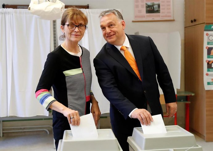 UE.- Orban se desvincula de los escándalos de la ultraderecha austriaca y mira a Italia tras votar en las europeas