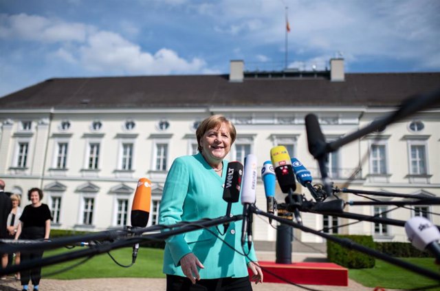 Ucrania.- Merkel traslada a Zelenski su deseo de retomar las conversaciones de paz sobre el este de Ucrania