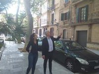 Los candidatos de El PI empiezan a llegar al hotel en el que seguirán el recuento electoral