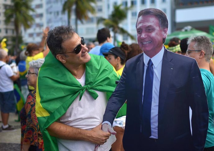 Brasil.- Miles de brasileños participan en una marcha para exigir al Parlamento que apruebe las reformas de Bolsonaro