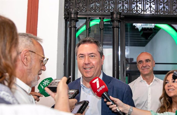 Sevilla.-26M-M.- Espadas expresa que tiene "muy buenas sensaciones" a su llegada a la sede del PSOE-A