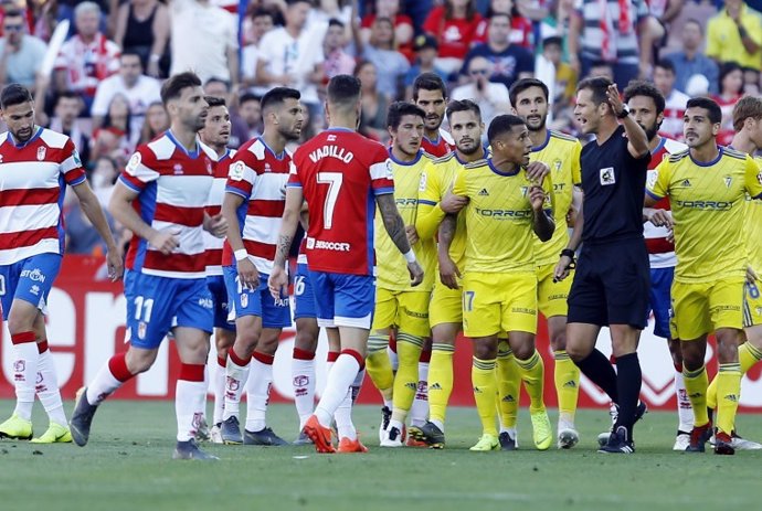 Varios jugadores del Cádiz CF protestan una decisión arbitral.