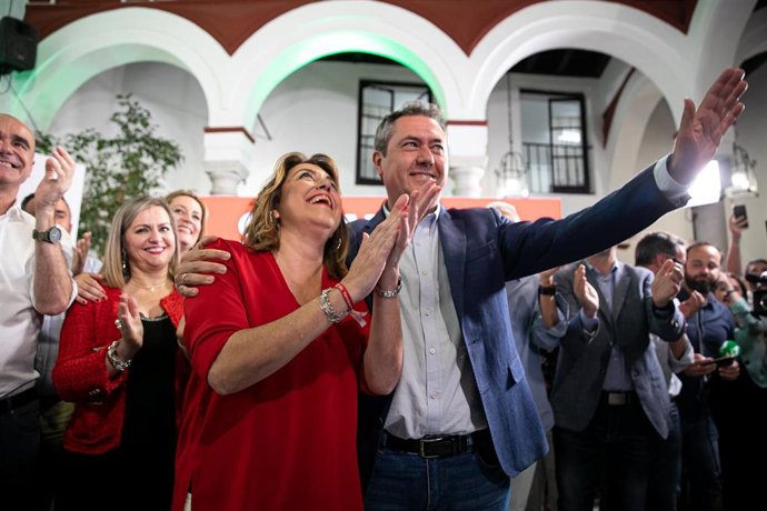 Seguimiento de los resultados electorales desde la sede del PSOE-A.El alcalde de Sevilla y candidato a la reelección, Juan espada junto a la secretaria general del PSOE-A, Susana Díaz,