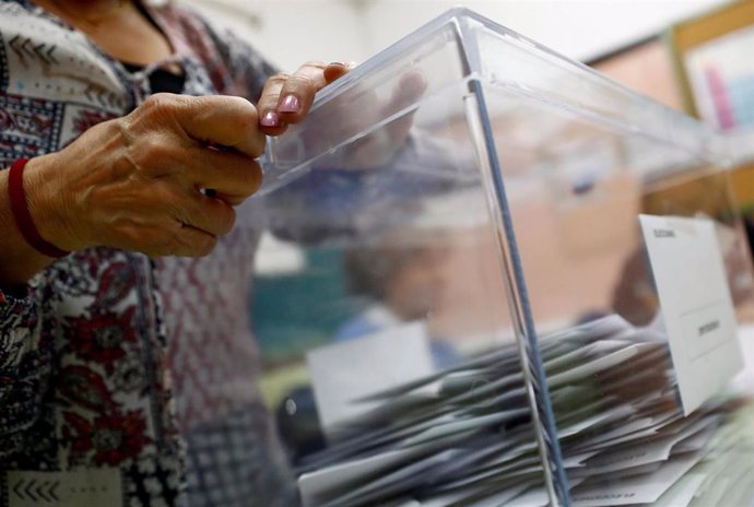 Málaga.- 26M-M.- Una incidencia en Nerja al faltar papeletas retrasará el cierre de una mesa electoral